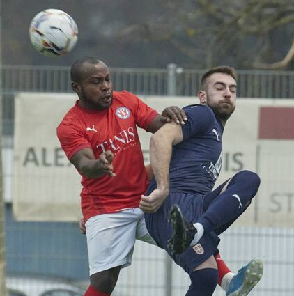 Mannheims Joseph Olumide (links) kämpft hier mit Srbjia-Akteur Vuk Spanovic um den Ball. Der FK setzte sich erst in der Nachspielzeit durch.