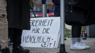 Rund 100 Personen versammelten sich am Montag vor dem Weinheimer Amtsgericht, um Freispruch für die angeklagte Ärztin zu fordern.