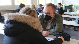 Lars Hagenlocher arbeitet als Teach-First-Fellow an der Pfingstbergschule. Im Unterricht kann er ganz individuell auf Schüler eingehen.