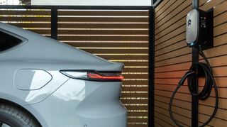mid Groß-Gerau - Die Nio Power Home 3.0 kann als Wallbox flexibel an der Wand montiert werden.