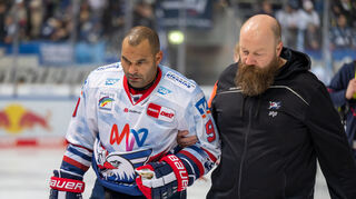 Für Adler-Stürmer Nigel Dawes war das Spiel in München nach dem Check von Chris DeSousa vorzeitig beendet.