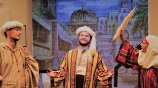Jannik Haas als Sindbad (Mitte).