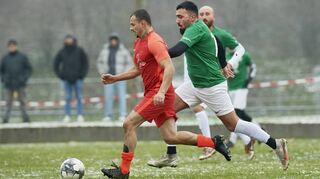 Viernheims Steven Schreck (l.) im Zweikampf mit Emre Guelmez von Phönix Mannheim.