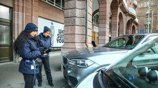 Die Grünen fordern mehr Kontrollen von Falschparkern.