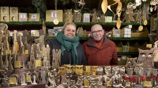 Weihnachtsmarkt 2022: Am Rathaus bieten Cindy Gerold und Jürgen Heck aus Freudenstadt allerhand Holzfiguren an.

Foto: Philipp Rothe, 03.12.2022