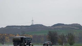 Ein Lastwagen auf einer Straße vor der Deponie Büttelborn.