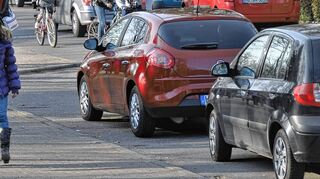 <p>Zugeparkt präsentiert sich die Hirschberger Straße vor dem Schriesheimer Kurpfalz-Bildungszentrum zu den "Bring- und Abholzeiten" der Schüler.</p>
