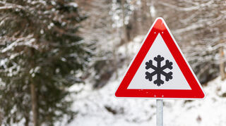 13.12.2022, Baden-Württemberg, Freiburg: Ein Straßenschild 113 STVO ("Schnee- oder Eisglätte") steht neben der Schauinslandstraße. Ab der kommenden Nacht wird durch am Boden gefrierenden Regen mit Glatteis gerechnet. Foto: Philipp von Ditfurth/dpa +++ dpa-Bildfunk +++