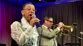 Ihre Stimme passt blendend zum Bandsound: Sängerin Richetta Manager mit Trompeter Thomas Siffling beim Konzert im Mannheimer Ella & Louis.