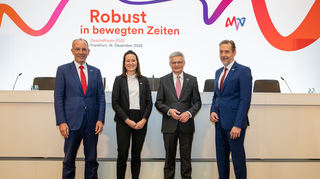 Der Vorstand von MVV auf der jährlichen Pressekonferenz in der Alten Börse in Frankfurt (von links nach rechts: Ralf Klöpfer, Verena Amann, Dr. Georg Müller, Dr. Hansjörg Roll)