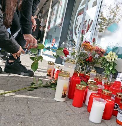 Vor dem Drogeriemarkt in Ludwigshafen-Oggersheim wurden Kerzen und Blumen abgelegt.