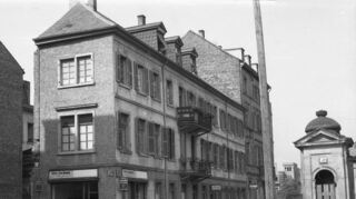 Auch wenn das Straßenschild unkenntlich gemacht wurde: Das Wachhäuschen rechts brachte so einige auf die richtige Spur. Es steht noch heute, während das Eckhaus links vor knapp 50 Jahren verschwunden ist.