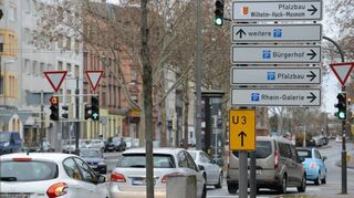 Autofahrer, insbesondere Einpendler, sollen in Ludwigshafen künftig noch stärker in die Parkhäuser geleitet werden.