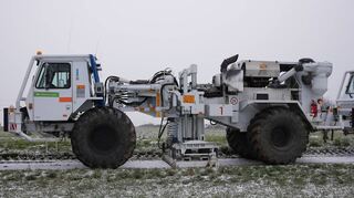 Rund um Mannheim unterwegs: Vibro-Trucks produzieren Schallwellen für seismische Zwecke.
