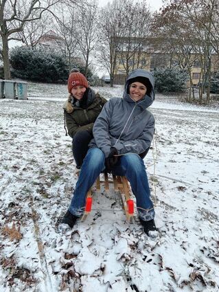 Corinna Jurgeleit und Carola Nagy (vorne) sind mit ihrem Holzschlitten am Nachmittag zum Vogelstangsee gekommen. Die Studentinnen freuen sich, dass es in Mannheim schneit und wollen das direkt ausnutzen.