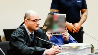 Ein 48-Jähriger muss wegen sexuellen Missbrauchs von Kindern zweieinhalb Jahre in Haft. Anwalt Kian Fathieh (l.) hatte eine Bewährungsstrafe gefordert.