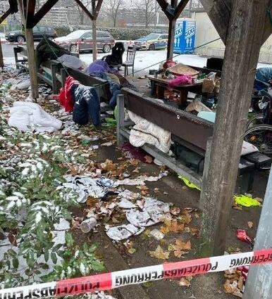 Blick in den Unterstand – im Hintergrund das bewachende Polizeifahrzeug.