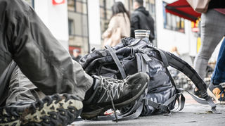 Berlin (KNA) Angesichts der zunehmenden Kälte in Deutschland sollten Passanten laut einer Expertin verstärkt auf Obdachlose achten.