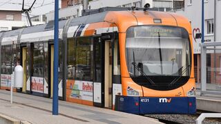 Stadtbahn am RNV-Bahnhof Schriesheim: Optimale Anbindung an öffentlichen Nahverkehr hat ihren Preis.