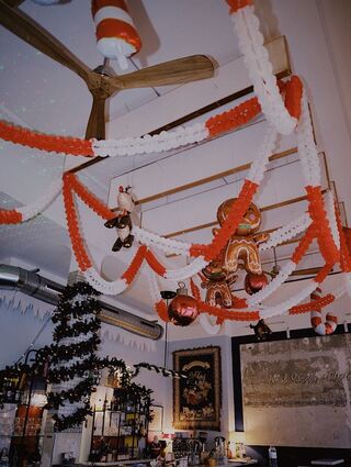 Bratapfel-Gin-Tonic oder lieber Glühwein? Beides gibt's im Odeon, das im Dezember zu "Santas Klause" geworden ist.