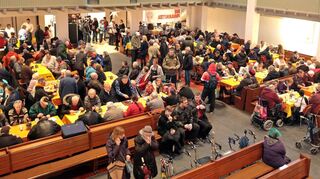 Was Corona verhinderte, soll Anfang nächsten Jahres – wie hier bei der Vesperkirche 2018 – wieder möglich sein: volle Kirche und lebendiger Austausch.