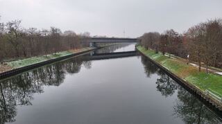 Grau, kalt und ein wenig weiß. Der Neckar und seine Ufer Anfang Dezember in Mannheim-Feudenheim.