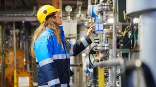 Die 29-jährige Tània Jiménez Jornet startete 2014 in dem BASF-Ausbildungsprojekt und arbeitet seit ihrem erfolgreichen Abschluss in der Hydramin-Fabrik.