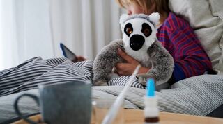 Viele Kinder sind erkrankt – doch Hilfe zu bekommen, ist derzeit nicht selbstverständlich. Es fehlt an Medikamenten, Arztterminen, Krankenhausbetten.