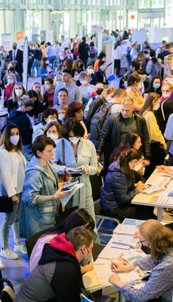Teilnehmer einer Jobmesse für ukrainische Geflüchtete in Berlin: Knapp ein Fünftel von ihnen ist bereits in Deutschland erwerbstätig.