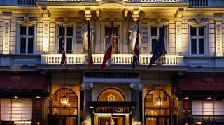 Das Hotel Sacher in Wien: Das Gebäude gegenüber der Oper in Österreichs Hauptstadt hat in den vergangenen Jahrzehnten Einiges erlebt.