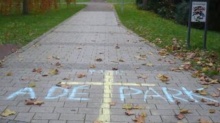 Mit Kreide haben Gegner des Projekts bereits einen Abgesang auf den Mittasch-Park auf den Boden geschrieben.