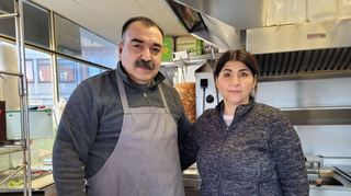 Auch Kemal und Zübeyde Pektas, die Betreiber des Traum Imbiss in Feudenheim, sind vom Preisanstieg betroffen.