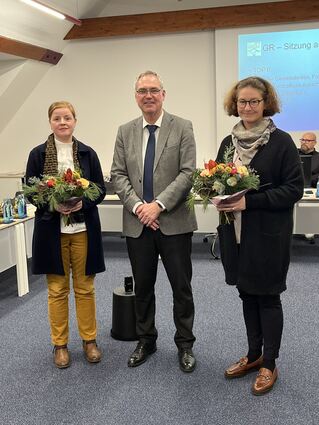 Verabschiedung der CDU Gemeinderätinnen Barbara Hefner (links) und Katharina Kohlbrenner. Bürgermeister Andreas Metz (Mitte) hatte ihnen Blumen überreicht.