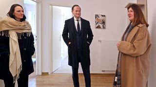 Tanja Hahn (v.l.), Uwe Liebelt und Johanna Coleman stellen die frisch sanierten Unterkünfte für Monteure am BASF-Werk vor.