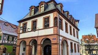 Im Alten Ladenburger Rathaus leistet die Geschäftsstelle der Volkshochschule Ladenburg-Ilvesheim gute Arbeit, wie im Gemeinderat zu hören war.