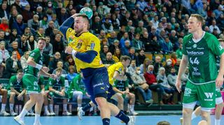 Kreisläufer Jannik Kohlbacher von den Rhein-Neckar Löwen wirft im Spiel gegen die HSG Wetzlar aufs Tor.