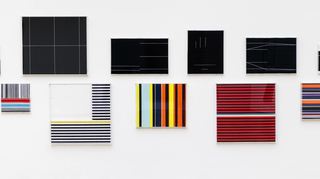 Was ist gestrickt und was gedruckt? Blick in die Frankfurter Ausstellung mit Arbeiten von Rosemarie Trockel.