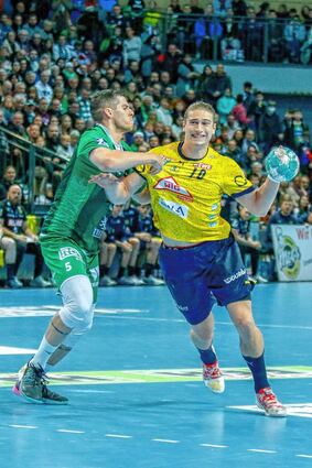 Zentraler Baustein im Löwen-Angriff: Juri Knorr (re.), hier gegen Vladan Lipovina, zeigte eine starke Partie, sah jedoch in der 42. Minute die Rote Karte.