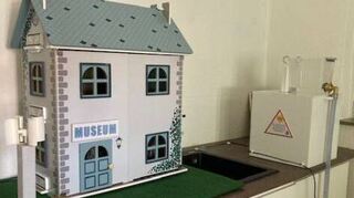 Durch Wind- und Wasserkraft wird das Puppenhaus beleuchtet.