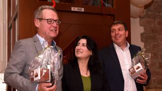 Der wichtigste kommunalpolitische „Ehemalige“ aus 2022: Alt-Bürgermeister Hansjörg Höfer (l.) wird von Vize-Bürgermeisterin Fadime Tuncer mit einem Geschenk bedacht – ebenso wie sein Nachfolger Christoph Oeldorf.