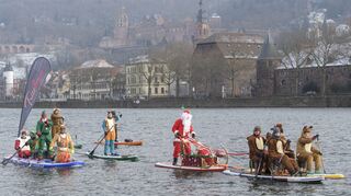 Schwimmende Weihnachtsboten: Am Ziel kurz vor dem Wasserspielplatz begrüßten Zuschauer die kälteresistenten Sportler nach der Rückfahrt.