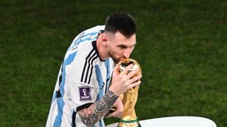 Endlich am Ziel seiner Träume: Argentiniens Superstar Lionel Messi küsst den WM-Pokal.