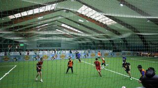 In der Halle des Fußballzentrums Calhanoglu kämpften die Nachwuchskicker um jeden Zentimeter Hallenboden.