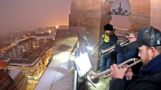 Mannheim. Konkordienkirche/Citykirche. Ein Bläserquartett des Nationaltheaters Mannheim spielt Advents- und Weihnachtslieder vom Kirchturm weit in die Stadt hinein, während unten die Menschenmenge mitsingt.
 
Im Bild: Roman Kupriianov, Julius Joachim, Thomas Busch und Jemö Plank spielen bei Eiseskälte Weihnachtslieder vom Turm der Konkordienkirche aus (mit Blick auf den Marktplatz).
