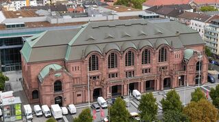 Wieder sehr gut ausgelastet: Blick auf dem Rosengarten vom Wasserturm aus. Der neue Saal entsteht im Luftraum zwischen dem Neubau und dem Dach des Jugendstilbaus.