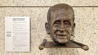 Diese Bronzebüste von Herberger hängt seit 2005 im Rosengarten-Foyer.