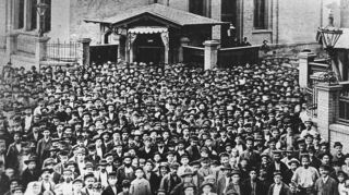 Vor dem Haupteingang des BASF-Stammwerks gedenken im September 1922 Arbeiter der Opfer des Explosionsunglücks in Oppau im Jahr zuvor.