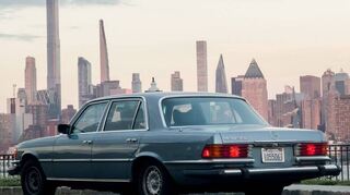 Der Mercedes hat sein Ziel der Reise quer durch die USA erreicht und genießt mit seiner Besatzung die Aussicht auf die Skyline von Manhattan.
