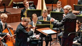 Drehen mit Hindemith einen „Schwan“ in den Mozartsaal: Bratschist Amihai Grosz und Dirigent Ingo Metzmacher beim 3. Akademiekonzert.