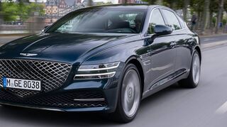 Der mächtige Kühlergrill des Genesis G80 zieht die Blicke auf sich – und soll den noblen Anspruch zeigen.
